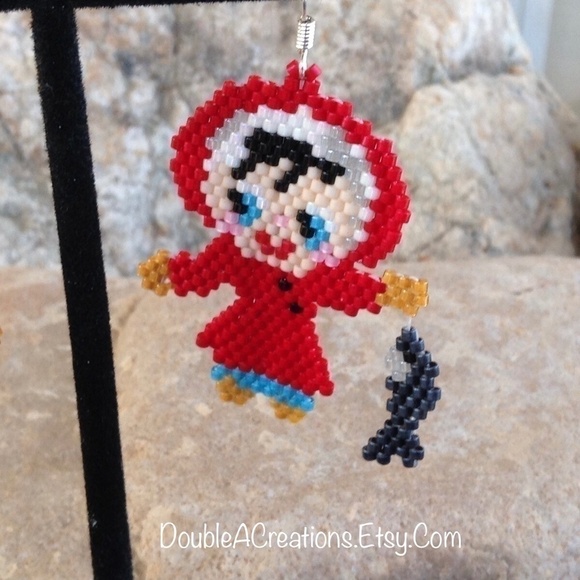 Eskimo Girl with her Catch of the Day Beaded Earrings - Picture 3 of 5